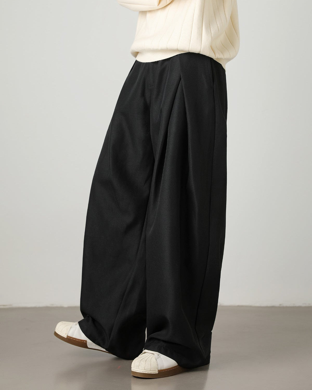 Pantaloni Larghi Uomo con Pinces Taglio Fluido